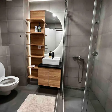 Apartment Mar 1 *